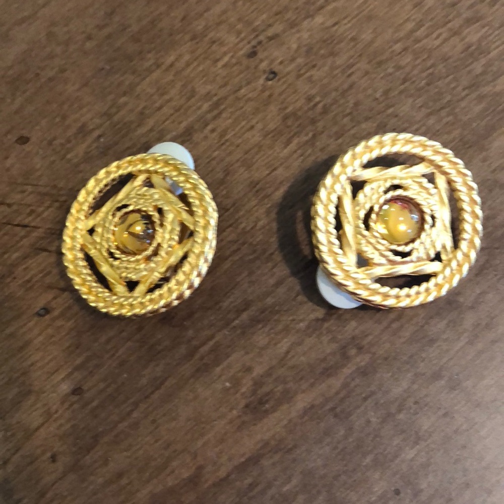 Clip on earrings topaz stone in middle